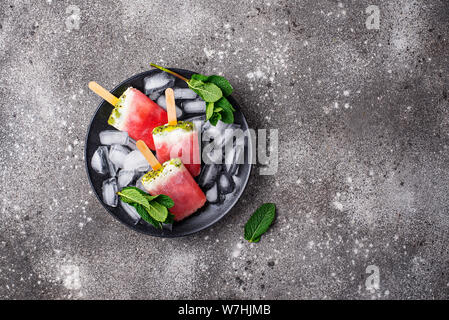 In casa popsicles in forma di cocomero Foto Stock