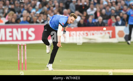 Hove SUSSEX REGNO UNITO 6 Agosto 2019 - Ollie Robinson bowling per Sussex squali durante la vitalità T20 Blast partita di cricket tra Sussex squali e Glamorgan al primo centro di County Ground a Hove credito : Simon Dack / Alamy Live News Foto Stock