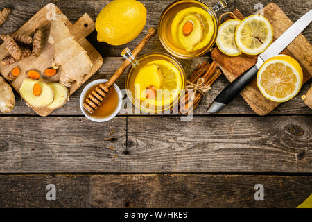 Caduta di richiamo del sistema immunitario - lo zenzero e la curcuma tè e ingredienti Foto Stock