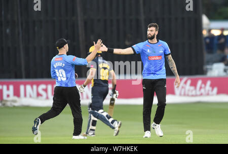 Hove SUSSEX REGNO UNITO 6 Agosto 2019 - Reece Topley (destra) del Sussex squali celebra bowling Marchant de Lange durante la vitalità T20 Blast partita di cricket tra Sussex squali e Glamorgan al primo centro di County Ground a Hove credito : Simon Dack / Alamy Live News Foto Stock