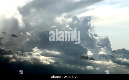 La tempesta e la pioggia nuvole, la turbolenza, si avvicina, oltre il mare del Nord, turbolento, sky, cieli, meteorologia, meteo, Norfolk, Inghilterra Foto Stock