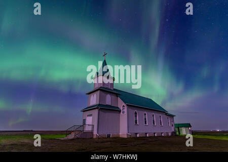 Aurora Boreale per la storica pace chiesa luterana in Saskatchewan, Canada Foto Stock