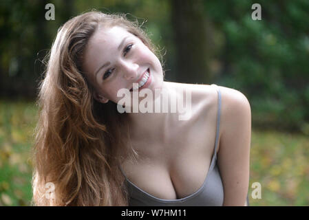 Ragazza giovane con capelli rossi Foto Stock