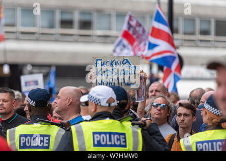 Una folla di persone in collera a libero Tommy Robinson rally di protesta a Londra, Regno Unito, dietro il cordone di polizia. Foto Stock