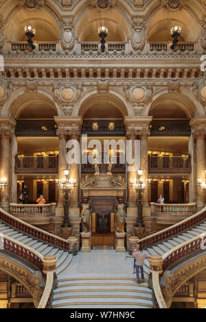 Parigi, Francia, 31 marzo 2017: vista interna dell'Opera National de Paris garnier, Francia. Fu costruita dal 1861 al 1875 per la casa dell'Opera di Parigi. Foto Stock