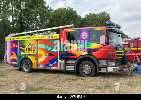 Motore Fire dipinta con orgoglio i colori dell'arcobaleno, con parole di fuoco non discriminano, né possiamo fare su di esso, in corrispondenza del fuoco Odiham Show 2019, Hampshire, Regno Unito Foto Stock