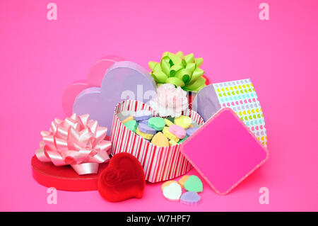Decorazione di San Valentino con canditi, prua e scatole di cuore Foto Stock