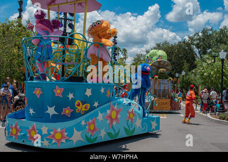 Orlando, Florida. Luglio 30, 2019. Abby Cadabby e Zoe sulla colorata galleggiante a Seaworld Foto Stock