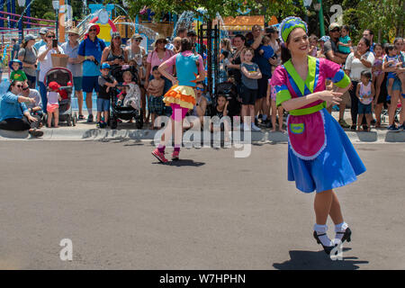 Orlando, Florida. Luglio 30, 2019. Donna ballerini in Sesame Street Parade di partito al Seaworld. Foto Stock