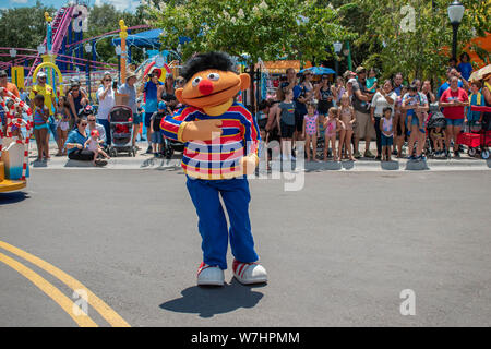 Orlando, Florida. Luglio 30, 2019. Ernie dancing in Sesame Street Parade di partito al Seaworld Foto Stock