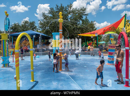 Orlando, Florida. Luglio 30, 2019. Bambini che giocano in acqua attrazioni della zona al Seaworld di.. Foto Stock