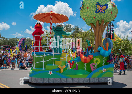 Orlando, Florida. Luglio 30, 2019. Elmo e Rosita in Sesame Street Parade di partito al Seaworld Foto Stock