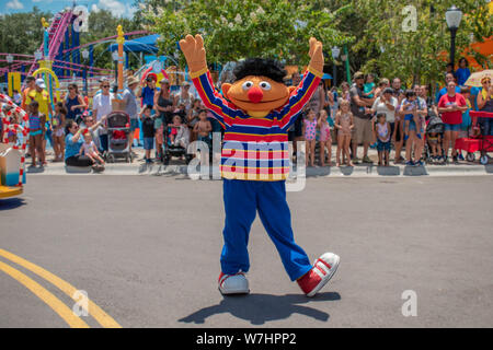 Orlando, Florida. Luglio 30, 2019. Ernie dancing in Sesame Street Parade di partito al Seaworld Foto Stock