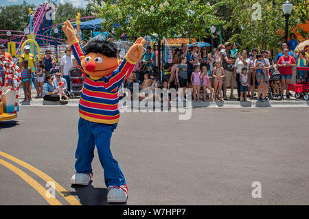 Orlando, Florida. Luglio 30, 2019. Ernie dancing in Sesame Street Parade di partito al Seaworld Foto Stock