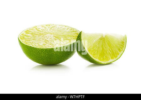 Il verde fettine di lime isolati su sfondo bianco. Foto Stock