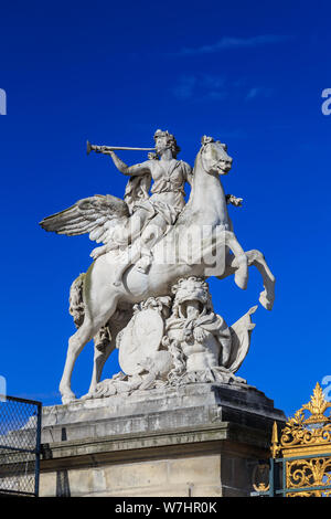 Parigi, Francia, 28 marzo 2017: questa scultura si trova nel Giardino delle Tuileries a Parigi. Esso raffigura il dio Mercurio come un giovane uomo seduto sidesaddle Foto Stock