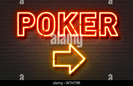 Poker segno al neon sul muro di mattoni in background Foto Stock