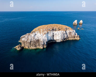 Birds Eye vista aerea di una remota sperone roccioso nel arcipelago Mergui (Western Isles rocciosa) Foto Stock