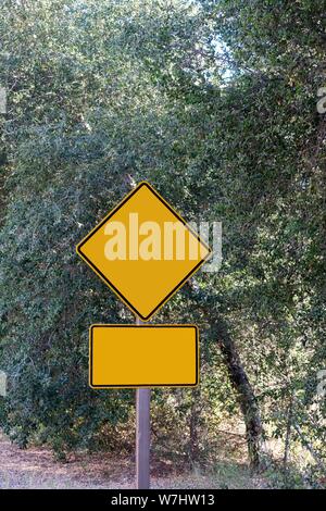 Giallo vuota strada segno sulla strada rurale Foto Stock