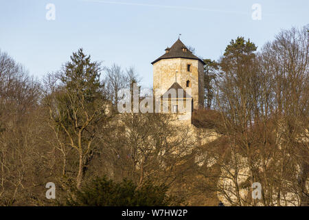 Ojcow, Polonia- 03 Gennaio 2014: la vista delle rovine del castello di Ojcow, parte di un sistema di castelli conosciuti come l'Aquila nidi. Foto Stock