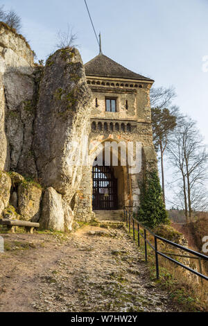 Ojcow, Polonia- 03 Gennaio 2014: la vista delle rovine del castello di Ojcow, parte di un sistema di castelli conosciuti come l'Aquila nidi. Foto Stock