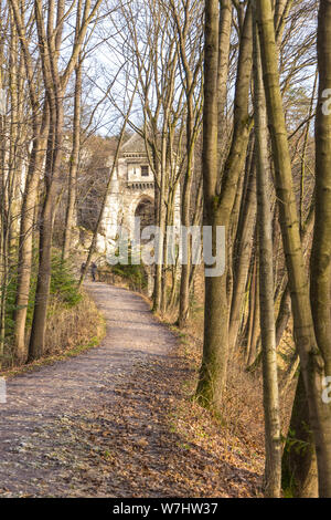 Ojcow, Polonia- 03 Gennaio 2014: la vista delle rovine del castello di Ojcow, parte di un sistema di castelli conosciuti come l'Aquila nidi. Foto Stock