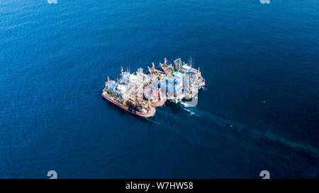 Antenna vista drone di pesca le navi per la pesca a strascico nell'oceano in Asia Foto Stock