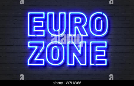 Zona Euro insegna al neon sul muro di mattoni in background Foto Stock