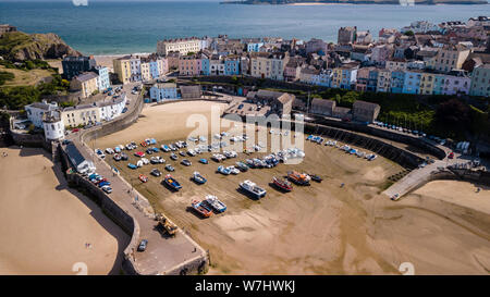 Antenna fuco vista delle barche da pesca spiaggiata a bassa marea in un porto presso la splendida Welsh holiday resort di Tenby Foto Stock