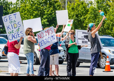 Agosto 5, 2019 Palo Alto / CA / STATI UNITI D'AMERICA - persone che protestano su una strada nel centro di Palo Alto contro la politica attuale di separazione familiare Foto Stock