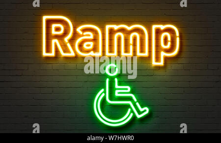 Rampa di accesso al neon sul muro di mattoni in background Foto Stock