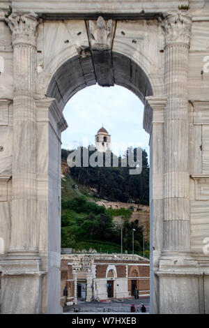 San Ciriaco cathedral incorniciato da Arco di Traiano in Ancona Marche Italia Foto Stock