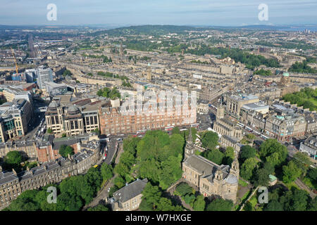 Antenna fuco vista di Edinburgh New Town e St Cuthberts Chiesa Parrocchiale Foto Stock