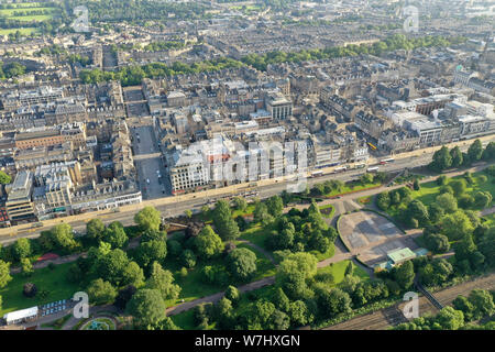 Antenna fuco vista del centro di Edimburgo e Princes Street Foto Stock