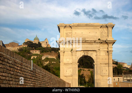 L'Arco di Traiano e san Ciriaco duomo su sfondo, due simboli di Ancona, Marche, Italia Foto Stock