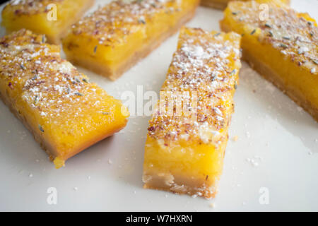 Lemon-Lavender barre di dessert Foto Stock