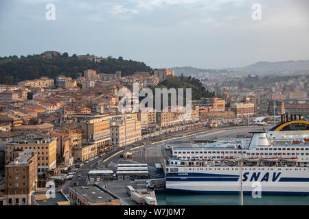 La città di Ancona e il suo porto al tramonto, Marche Italia Foto Stock