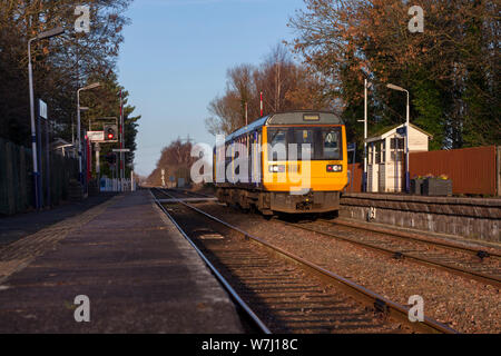 Arriva nord classe rampa 142 pacer 142001 in treno alla stazione di Rufford con il 1426 Preston al treno Ormskirk Foto Stock