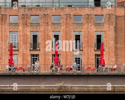 Caffè e ristoranti. Una vista del Comitato RSC Riverside Cafe attraverso il fiume con persone sulla terrazza. Foto Stock