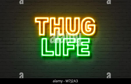 Thug vita insegna al neon sul muro di mattoni in background Foto Stock