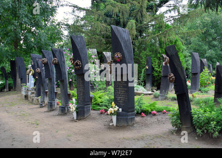 La barca di legno sagomato sulle lapidi del cimitero, Szatmárcseke, Ungheria, Magyarország, Europa Foto Stock