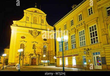 BAD Ischl Austria - 20 febbraio 2019: la facciata della storica St Nicholas Chiesa Parrocchiale in serata luci, Franz Joseph Strasse, nel febbraio 20 in Foto Stock