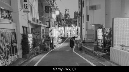 A volte sembra di Tokyo appena più autentiche in bianco e nero! Foto Stock