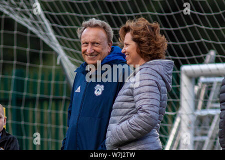 Cardiff City manager Neil Warnock sul perimetro contro Penybont. Penybont v Cardiff City amichevole a Bryntirion Park il 6 agosto 2019. Foto Stock
