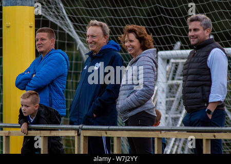 Cardiff City manager Neil Warnock sul perimetro contro Penybont. Penybont v Cardiff City amichevole a Bryntirion Park il 6 agosto 2019. Foto Stock