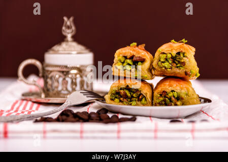 Delizie turche - dolci tradizionali di baklava con caffè turco Foto Stock