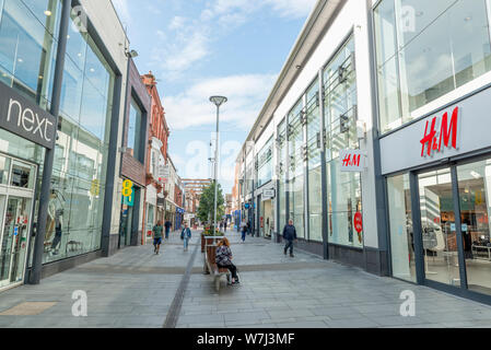 Punti di vendita al dettaglio la linea del bordo di George Street a Altrincham Town Center, Cheshire, Regno Unito. Foto Stock