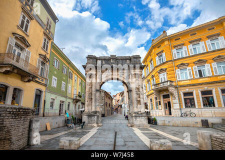 Paesaggio con romano antico arco trionfale. (Arco dei Sergii). Pola, Croazia Foto Stock