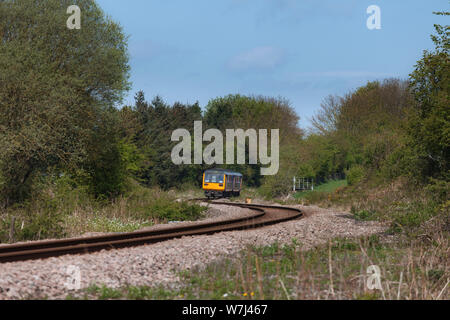 Arriva nord classe rampa 142 pacer 142084 treno Passante Whessoe (Darlington) sulla singola traccia Bishop Auckland linea Foto Stock