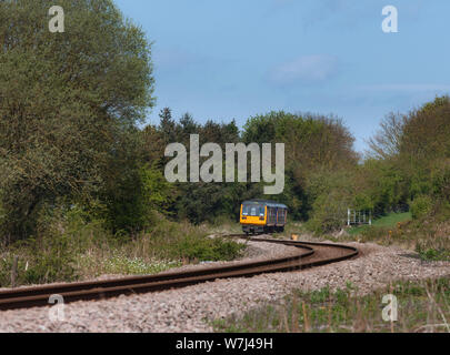 Arriva nord classe rampa 142 pacer 142084 treno Passante Whessoe (Darlington) sulla singola traccia Bishop Auckland linea Foto Stock